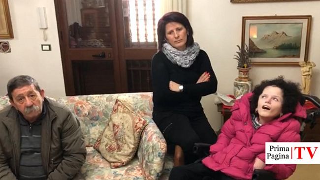 VIDEO – Da dieci mesi attendono i rimborsi dal comune per i figli disabili gravissimi