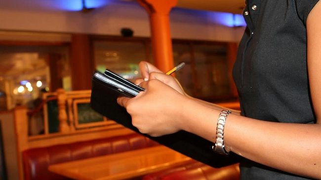 Easy English, l’inglese al ristorante”: un mini corso pratico per lavoratori della ristorazione e viaggiatori