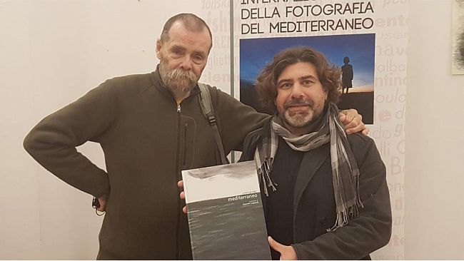 VIDEO – Il disegnatore internazionale Armin Greder ospite della Mostra Internazionale della Fotografia “Marenostrum”