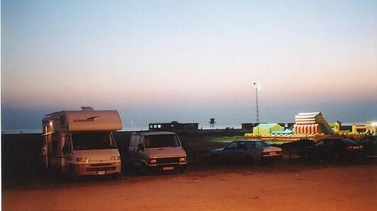 Giro di vite dell’Amministrazione Adamo sul parcheggio selvaggio dei camperisti. Si regolamenta la sosta notturna in città
