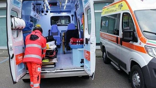 ​Si schianta con la moto contro un albero, 27enne in gravi condizioni