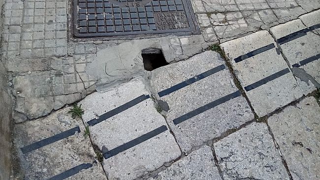 ​Trapani, pericoloso buco nel marciapiede di via XXX Gennaio
