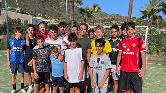 Pantelleria, Fabio Capello allena i ragazzi di Scauri