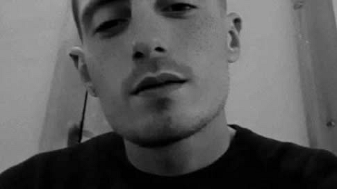 ​Scontro frontale tra due auto, giovane muore carbonizzato