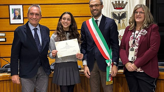 Alcamo, la ballerina Greta Catania ammessa all'accademia della Scala. Surdi le consegna un riconoscimento
