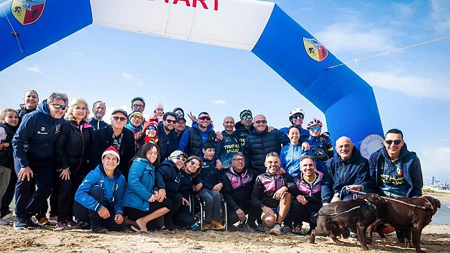 Mazara, si é tenuto il tradizionale tuffo di Capodanno per dare il benvenuto al 2026
