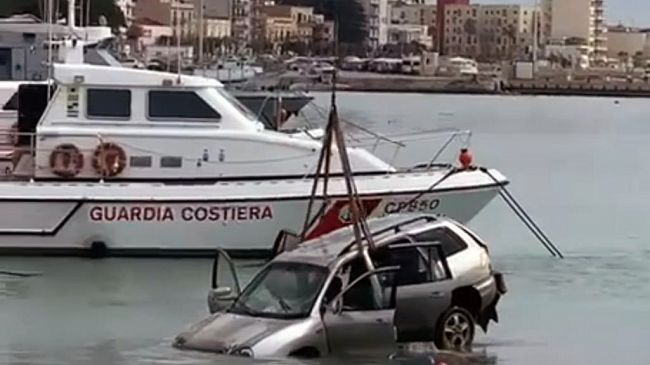 Mazara, dimentica freno a mano e l'auto finisce nel porto canale