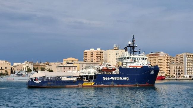 Migranti, la Sea-Watch 5 attracca a Trapani