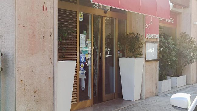 Trapani, ladri sfondano la porta ed irrompono in un ristorante