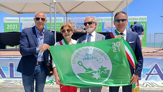 Bandiera verde alla spiaggia di Tonnarella. Riconoscimento ad Alba Adriatica  