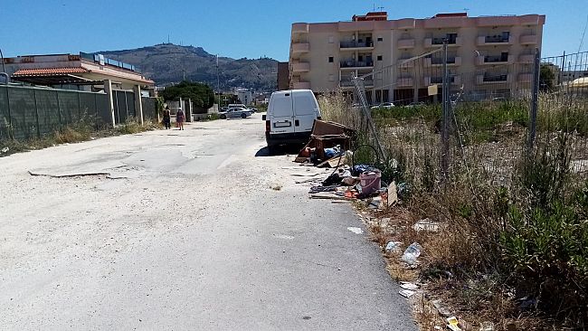 ​Trapani, cresce il degrado accanto al passaggio a livello di via Poma