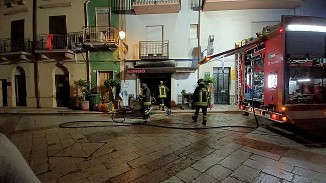 Distrutto dalle fiamme il bar Bacile