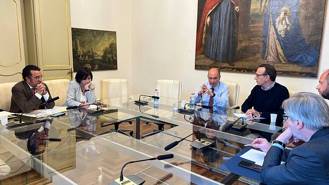 Caro carburanti, riunione a Palazzo d'Orléans. Si cercano soluzioni