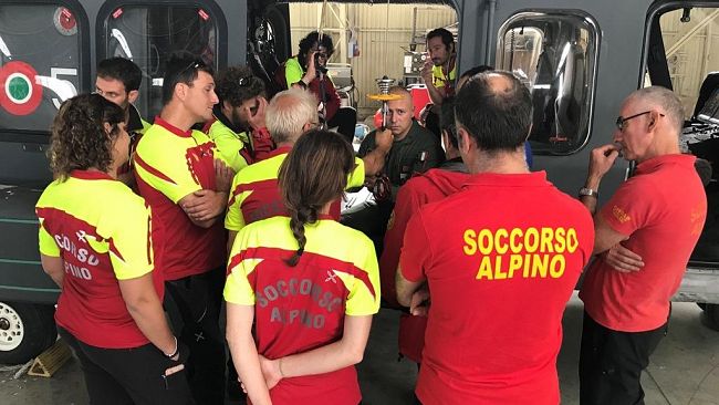 l82-centro-combat-search-and-rescue-dellaeronautica-militare-e-il-corpo-nazionale-soccorso-alpino-e-speleologico-in-addestramento-congiunto