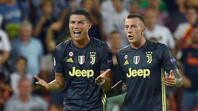 Ronaldo espulso ma la Juventus conquista Valencia