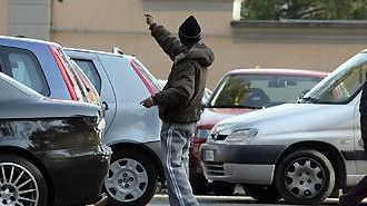 TRAPANI – Troppi parcheggiatori abusivi hanno invaso la città. Salone chiede l’intervento delle autorità e «tolleranza zero».