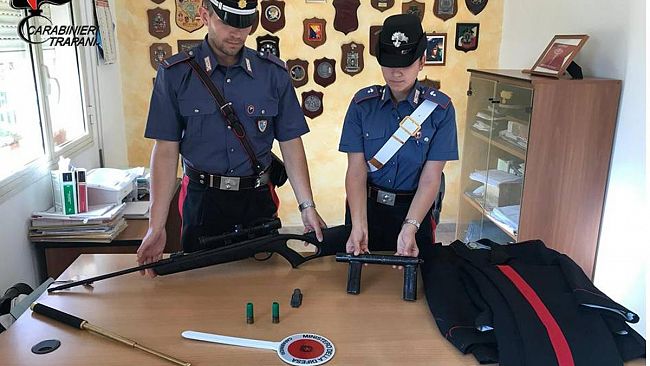 Campobello di Mazara: armi clandestine e una divisa dei carabinieri. arrestato 21enne