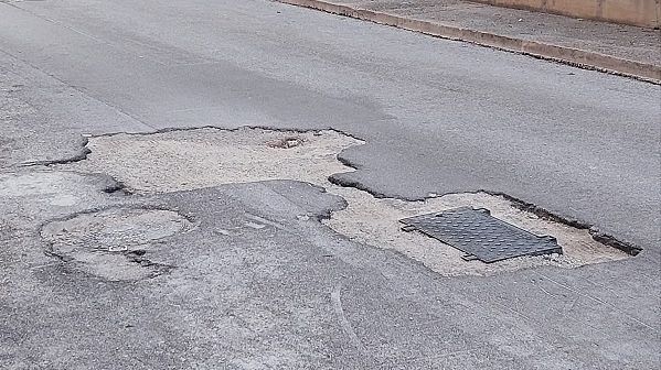 ​Erice, pericolosa buca intorno a un tombino in via Clemente
