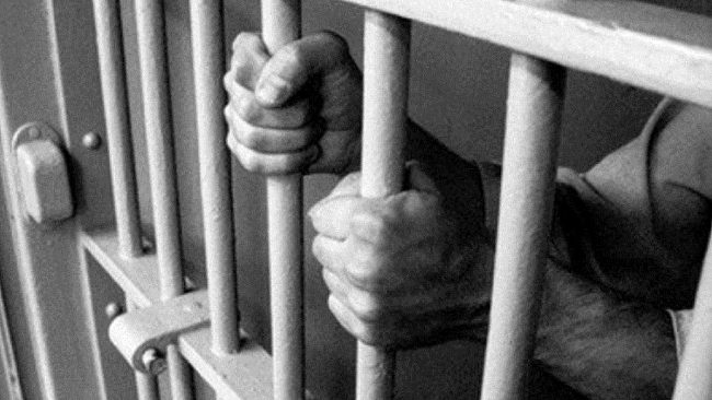 Sconta la pena ma continua a tormentare l'ex. Arrestato 