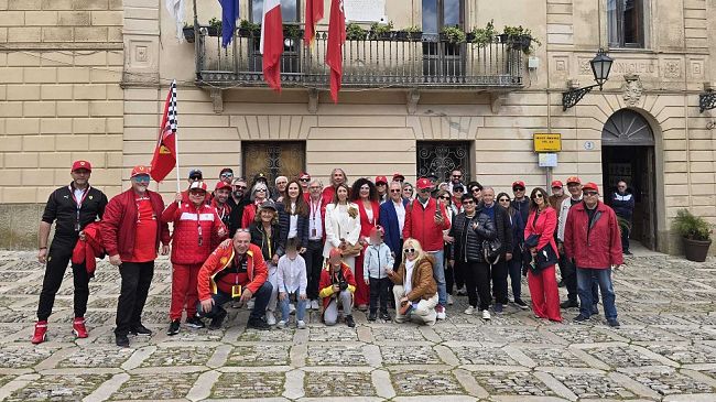 ​Erice accoglie il tour del Kiwanis tra sfilata di Ferrari e impegno sociale