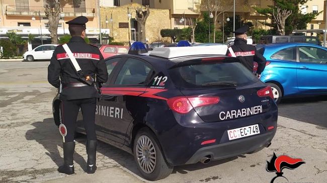 Campobello, carabinieri inseguono auto rubata