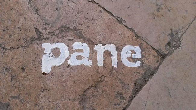 Arte, un paese “tappezzato di pane”. Taglio del nastro a Salemi l’installazione firmata Pablo Dilet
