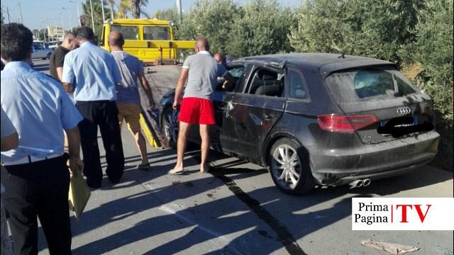 VIDEO – Mazara, incidente in via del Mare a causa di un cane randagio. Si ribalta una Audi A3