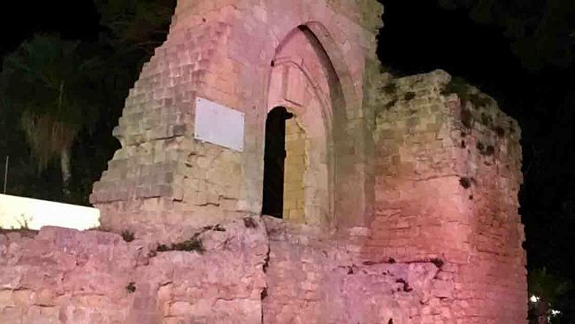 mazara-arco-normanno-rosa-per-la-lotta-contro-il-cancro-al-seno