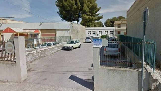Vandali in azione alla Nino Atria, danni per mille euro alle porte e finestre