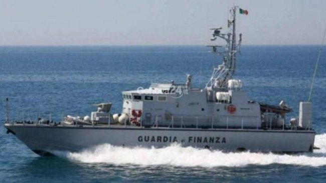 Immigrazione clandestina: arrestati due “scafisti” tunisini e sequestrato peschereccio per sbarco di 22 migranti sull’Isola di Pantelleria