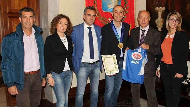 Marsala, il Sindaco premia Vincenzo Lombardo, atleta distintosi alla maratona di New York