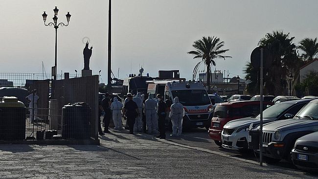 Trapani, migrante sulla Nave Azzurra ingerisce oggetti. Trasportato al Sant’Antonio Abate
