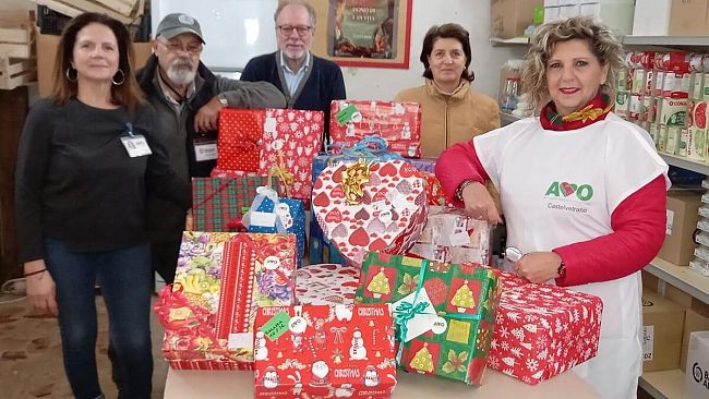Pacchi dono, frutta ed alimenti a natale per i bisognosi