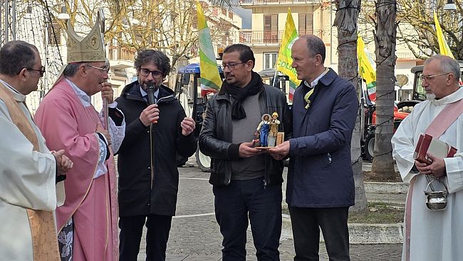 Consegnata al Vescovo di Mazara la statuina simbolo di lavoro