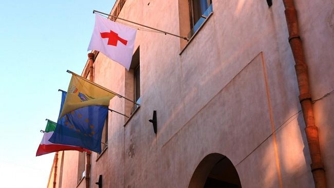Al palazzo Comunale la bandiera della Croce Rossa Italiana