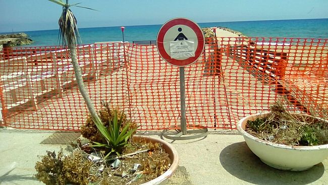 Dopo le polemiche e l’inciviltà, chiusa con reti di protezione la piazza a Marinella