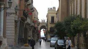 Marsala, scopre che la moglie lo tradisce e la chiude in casa. Divieto di dimora per un poliziotto