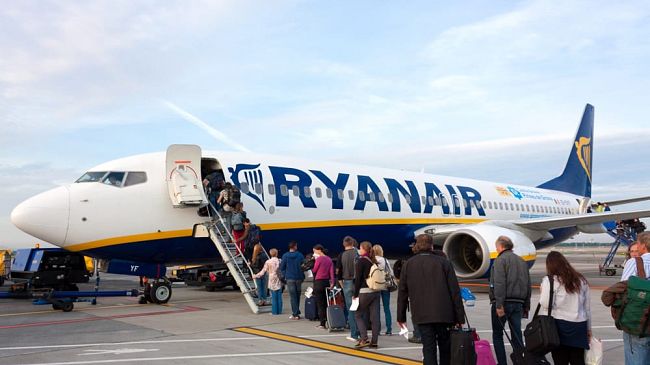 Ryanair aumenta ancora il prezzo dei bagagli a mano
