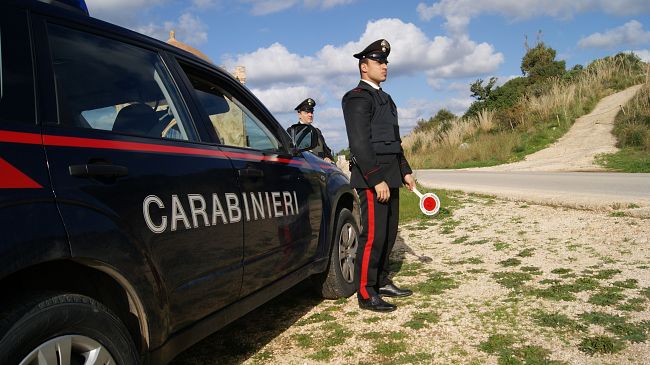 San Vito, distrugge auto in sosta e aggredisce i carabinieri. Arrestato 