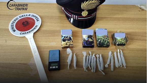 ​Getta panetti di hashish da una finestra durante perquisizione, arrestato 45enne di Partanna