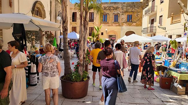 Mazara, domenica 1 febbraio torna nel centro storico il mercatino dell'antiquariato, usato e svuota cantine 
