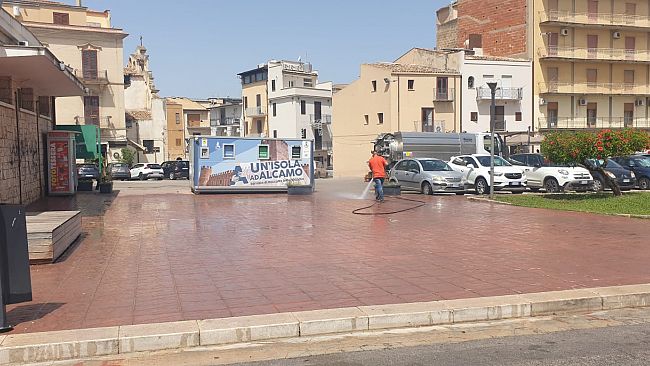 Alcamo, continua la pulizia straordinaria delle principali piazze cittadine