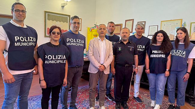 Mazara, il Sindaco Salvatore Quinci accoglie i nuovi agenti di Polizia Municipale