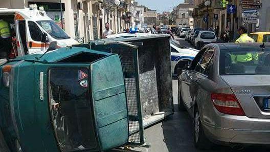 Mazara, rocambolesco incidente fra una Apecar ed una Mercedes nel centro della Città.