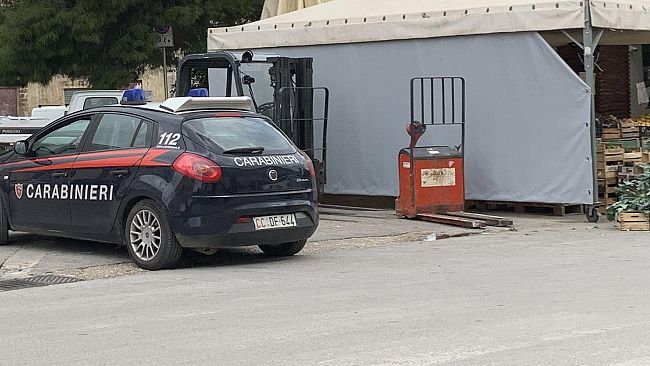 Voleva mangiare gratis, tenta di aggredire i commercianti in piazza Dante