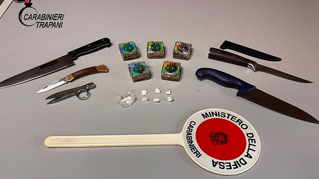 Panetti di hashish nascosti in un materasso, scattano quattro arresti