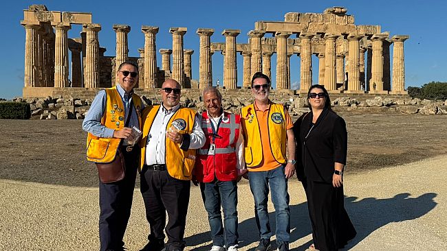 targa-florio-classica-a-selinunte-il-lions-club-castelvetrano-accoglie-gli-equipaggi-con-un-omaggio-del-territorio