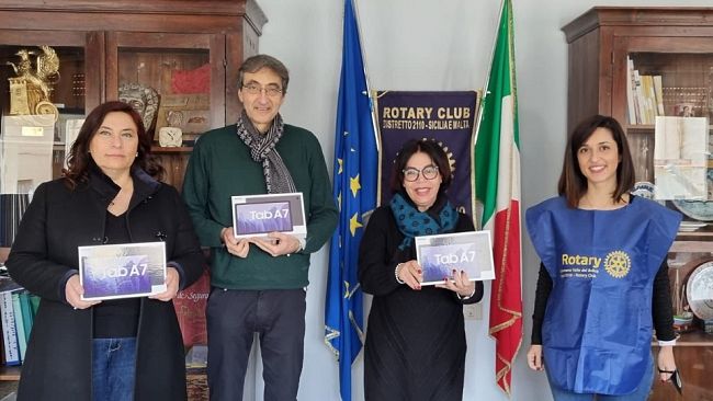 Rotary Castelvetrano tablet donati agli istituti superiori