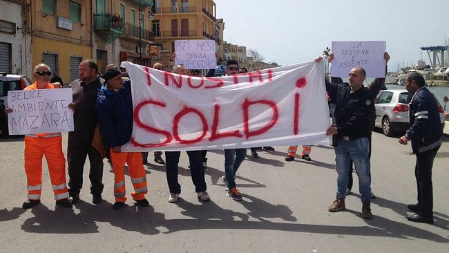 VIDEO – “Abbiamo lasciato l’aula consiliare meglio di prima”. Corteo degli operai Belice Ambiente