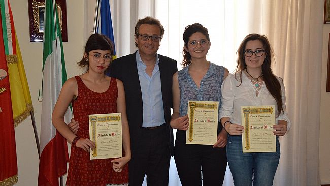 CASTELVETRANO – Il Sindaco consegna tre benemerenze a studentesse del Liceo Classico